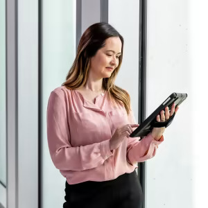 healthy-buildings-intelligent-building-solutions-woman-checking-status-1x1